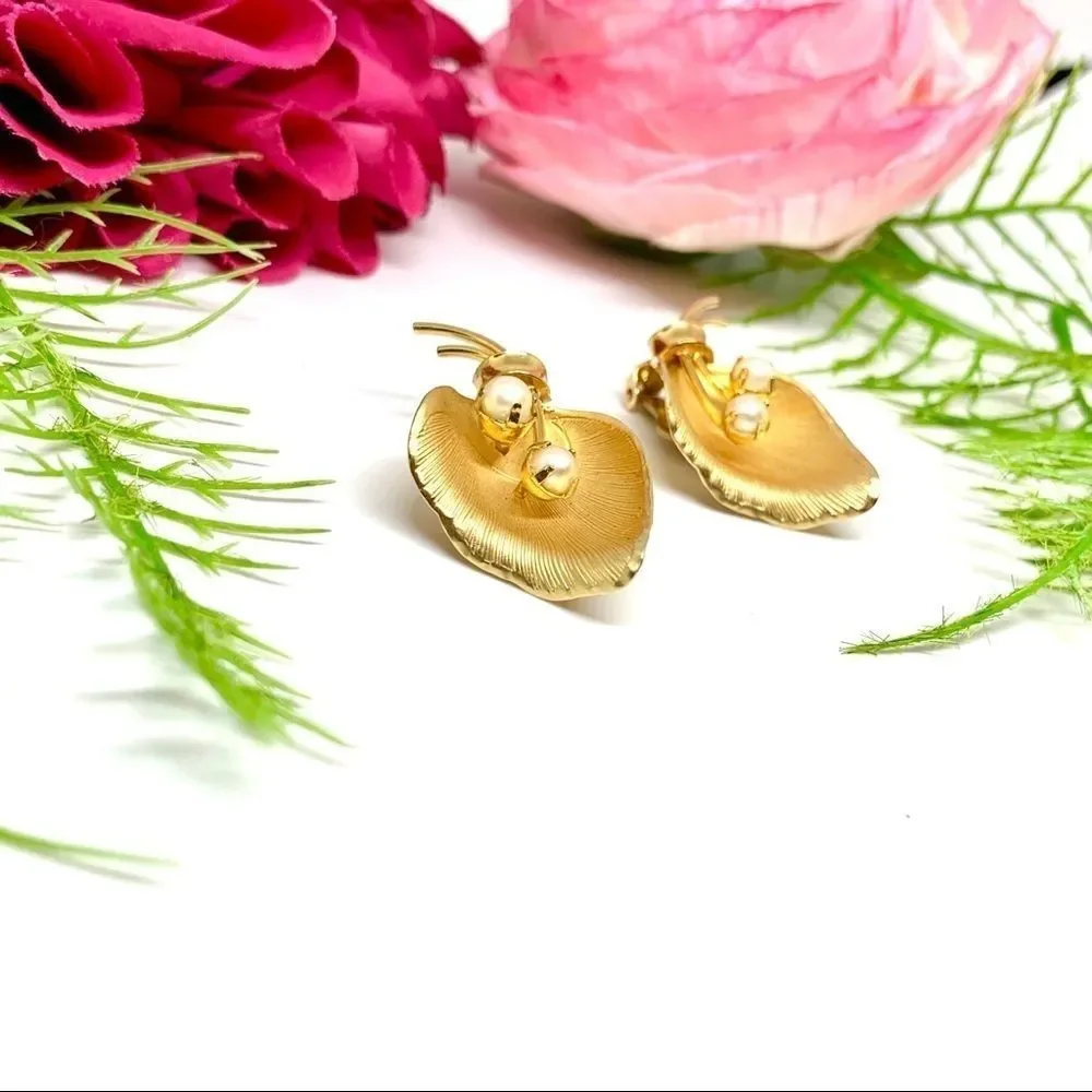 VINTAGE⚜️12K GOLD FILLED & Cultured Pearl Petal Clip Earrings